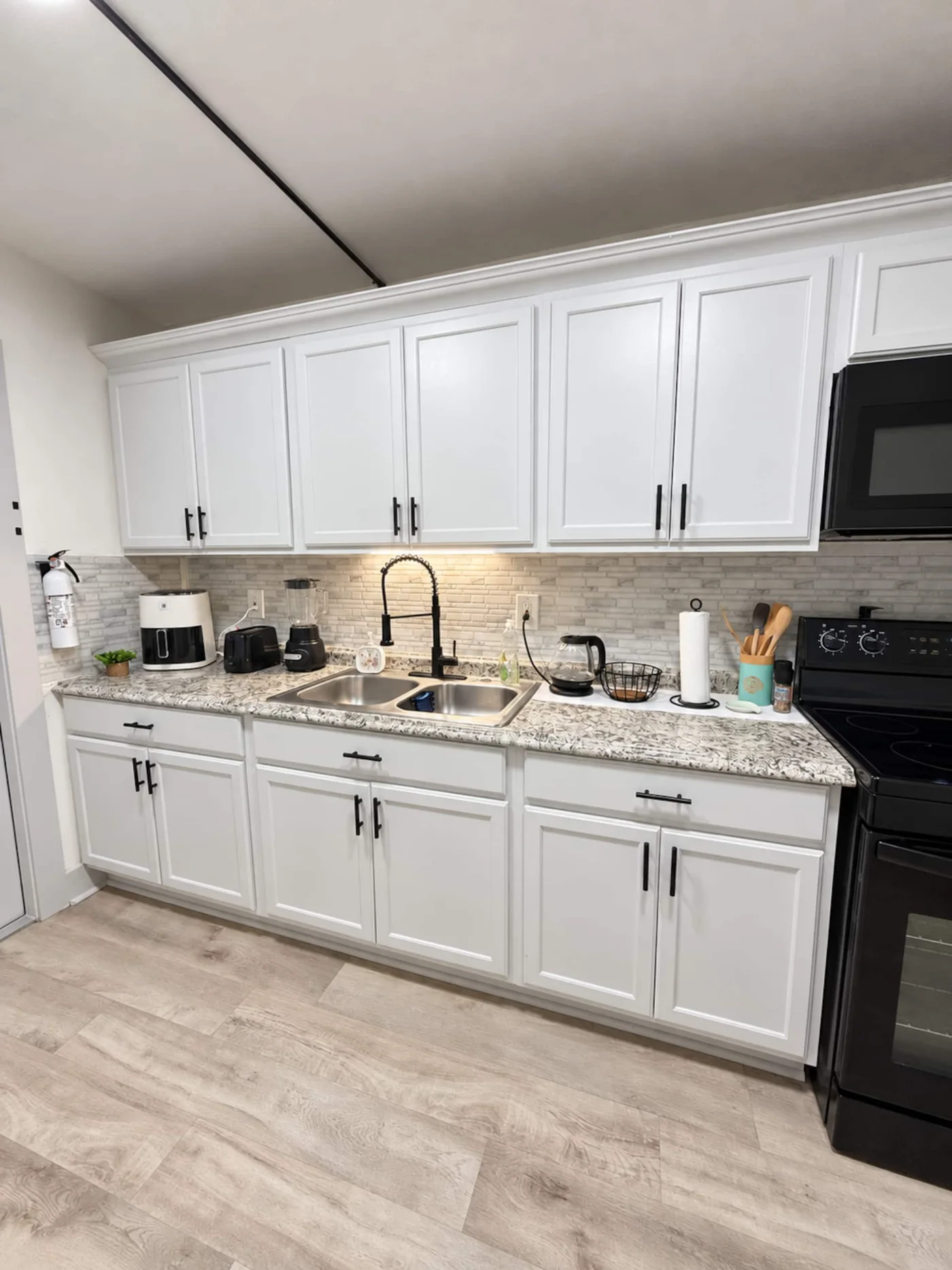 Cocina equipada con encimera de granito