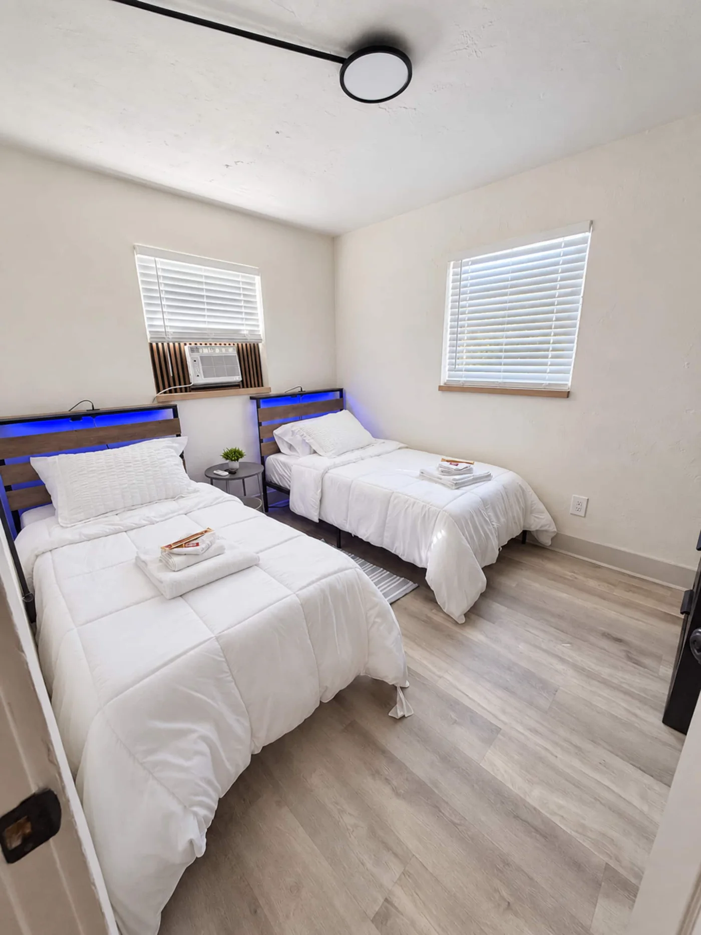 Dormitorio con dos camas y toallas preparadas