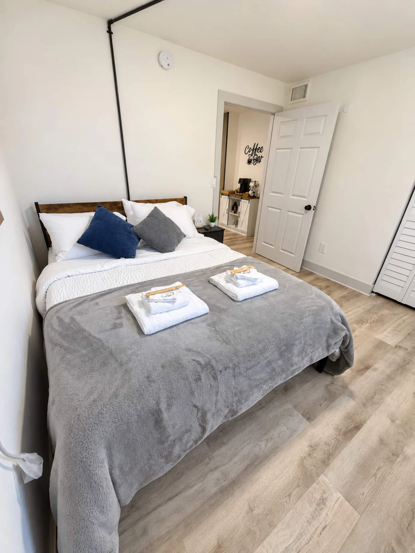 Dormitorio con colcha gris