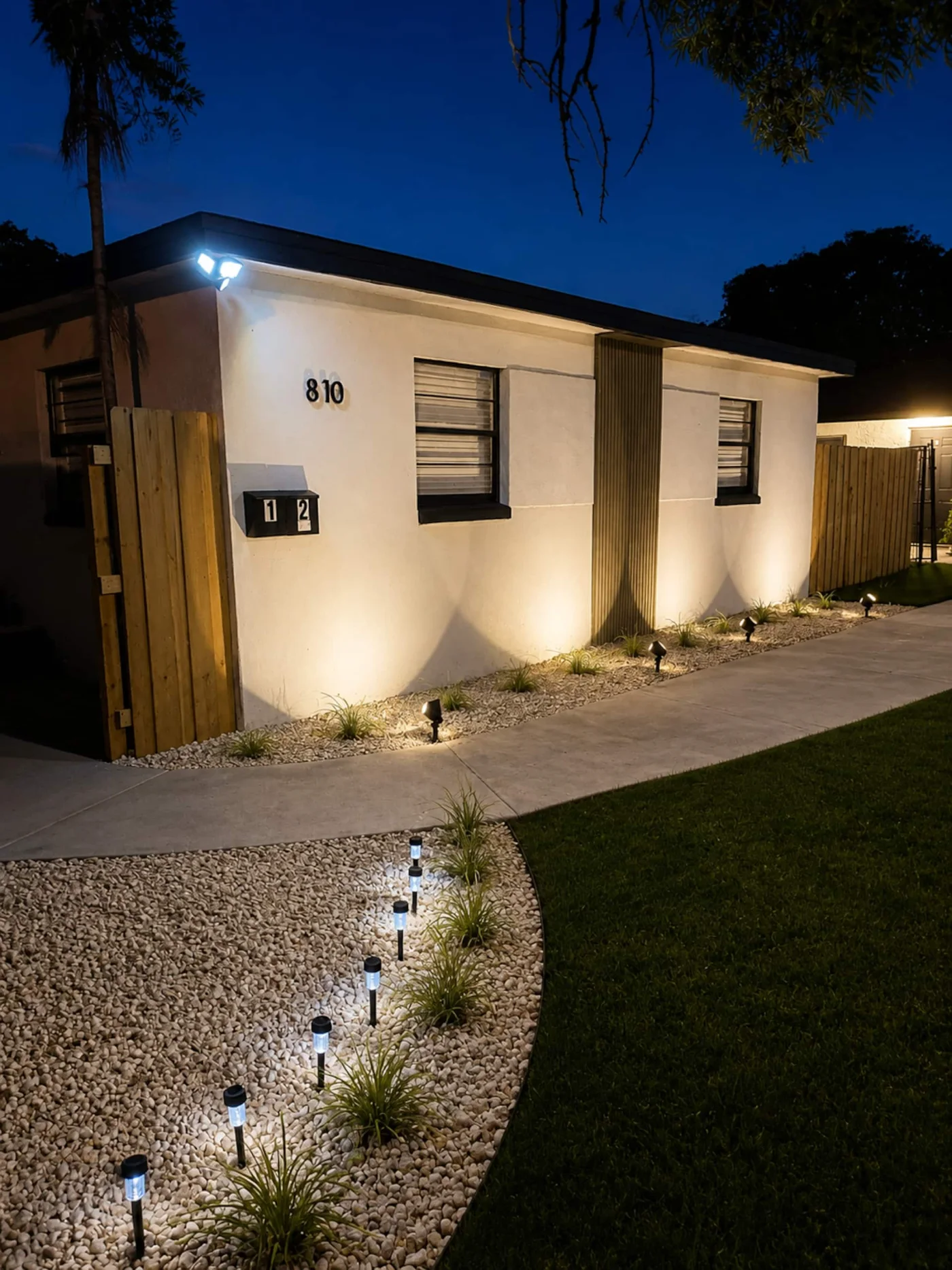 Fachada iluminada al anochecer