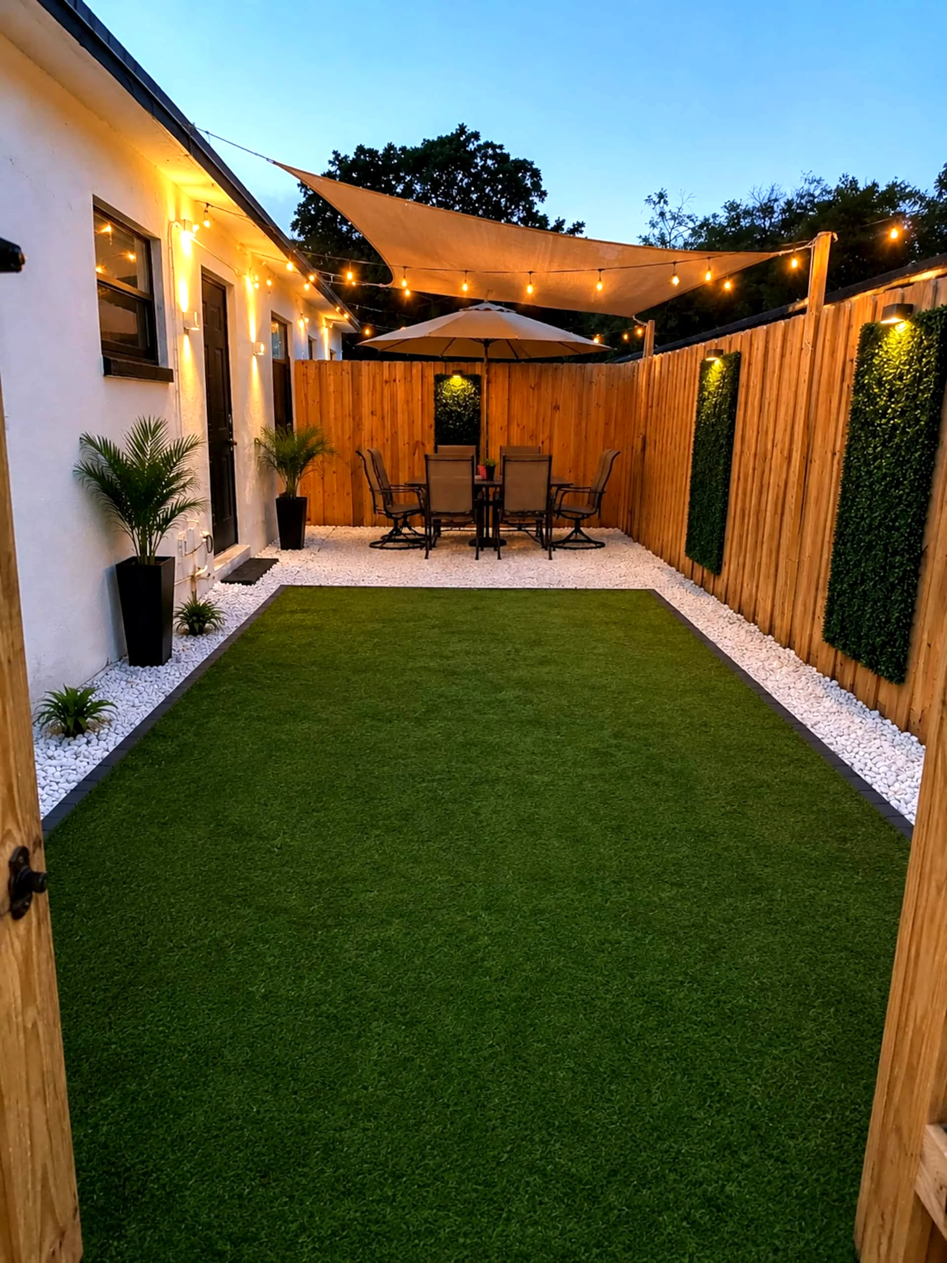 Patio privado con césped y pérgola